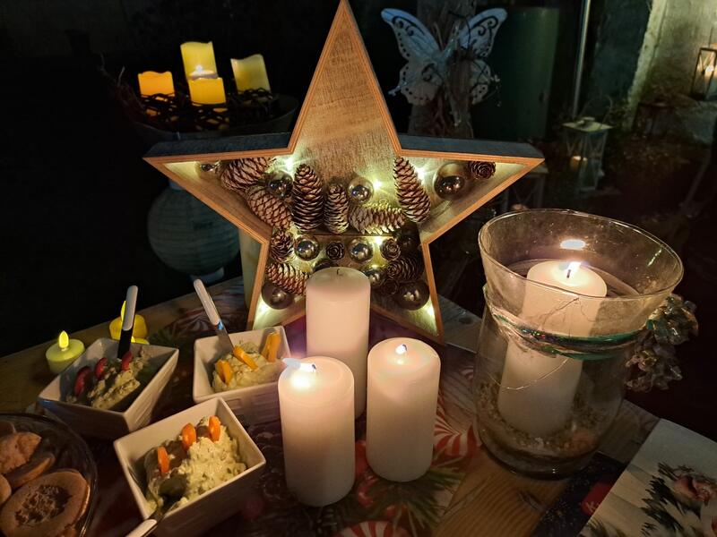 Kerzen und Stern auf einem Adventstisch