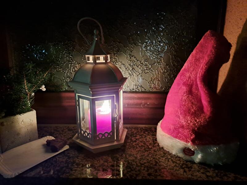 Laterne und Weihnachtsmütze
