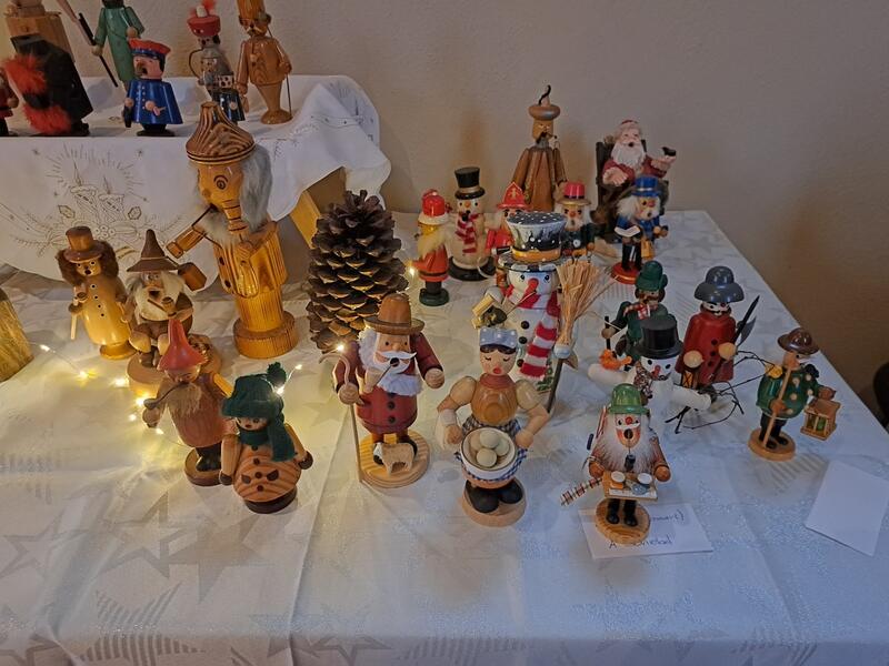 Erzgebirgische Figuren und Räuchermänner