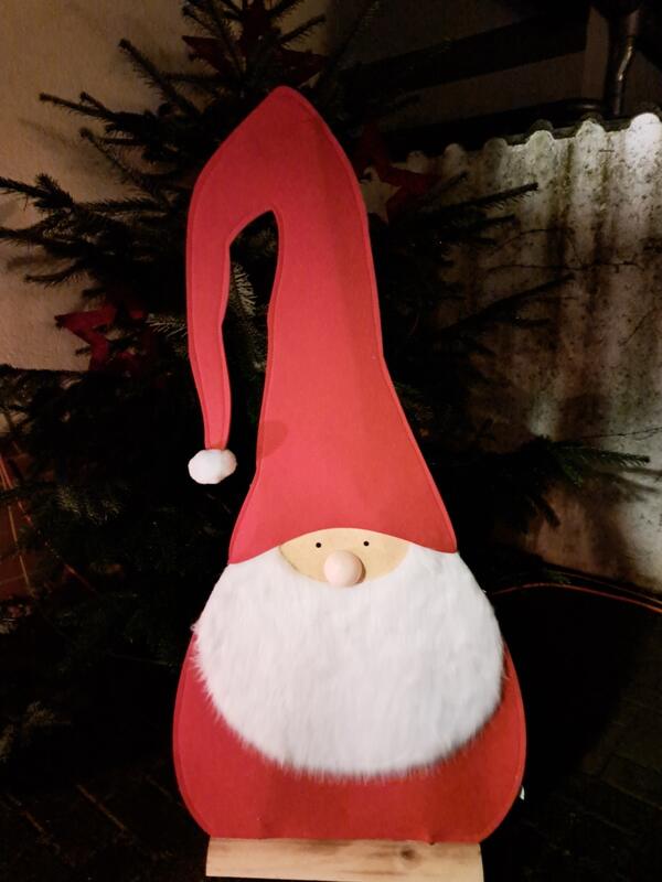 Großer Holzwichtel vor dem Tannenbaum