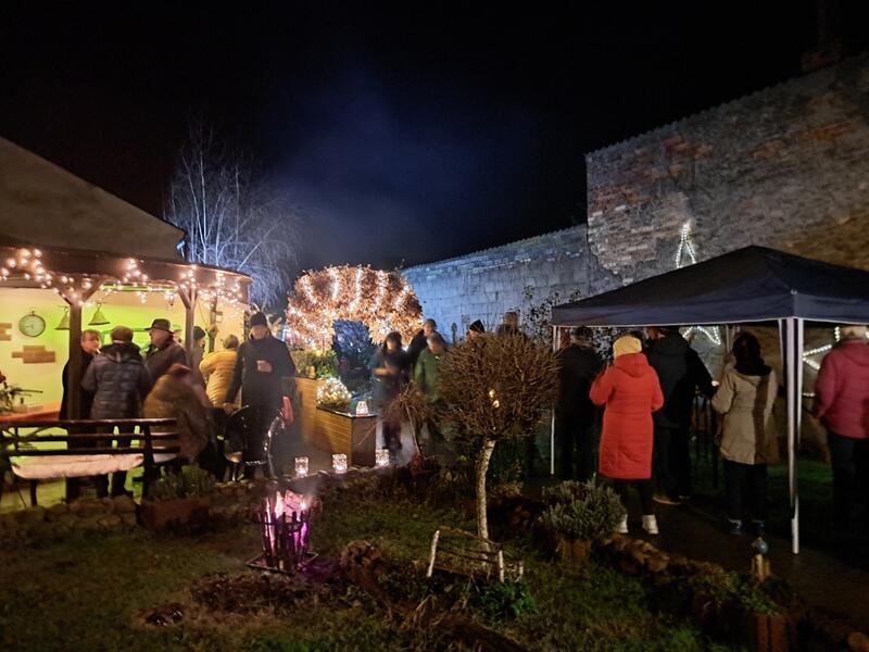 Adventsabend mit Lichtern im Hof