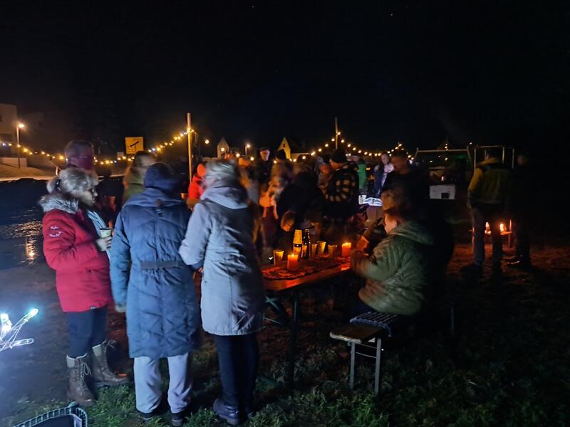 Adventsabend mit Lichterketten, Besucher von hinten