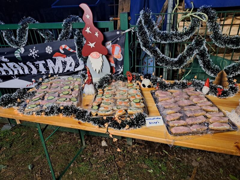 Selbstgebackene Plätzchen am Stand