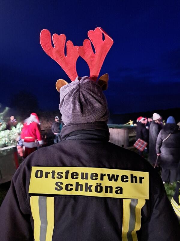 Jacke der Ortsfeuerwehr Schköna mit Rentiergeweih, von hinten