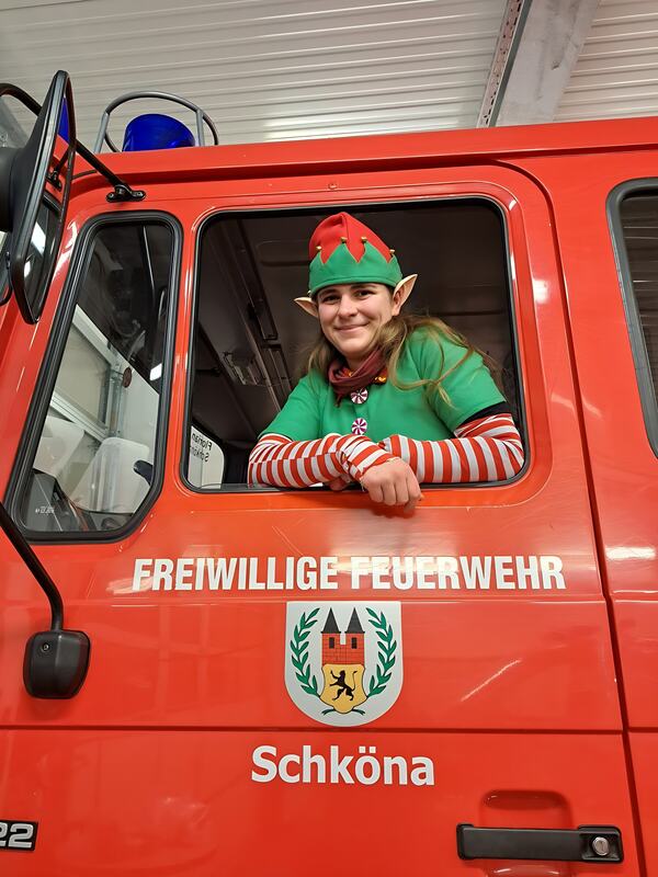 Weihnachtself am Fenster eines Feuerwehrautos der FFW Schköna, Dezember 2024