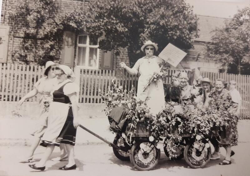 Festumzug mit geschmücktem Wagen, historische Aufnahme