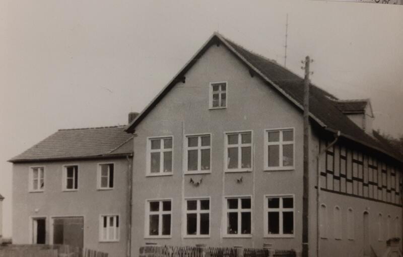 Historische Aufnahme eines Gebäudes im Ort