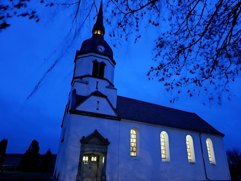 Dorfkirche zur blauen Stunde