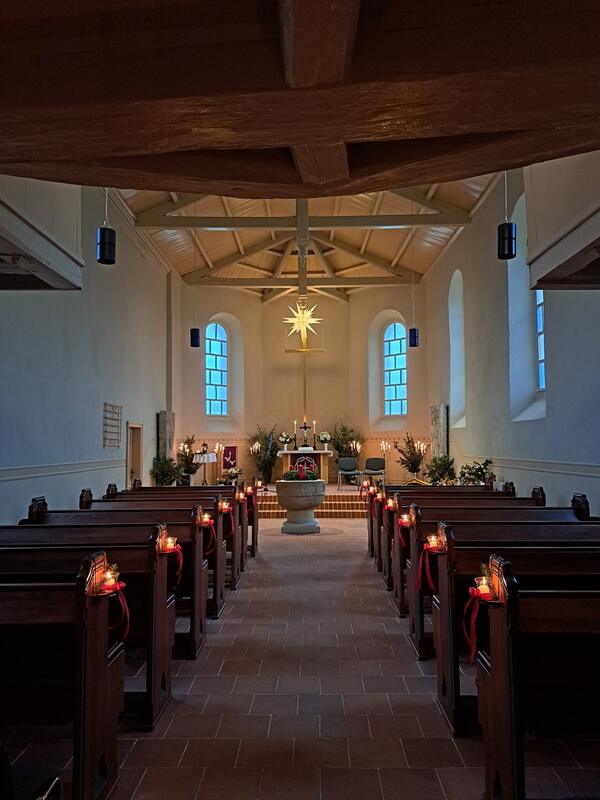 Kirchenschiff mit Kerzen im Advent