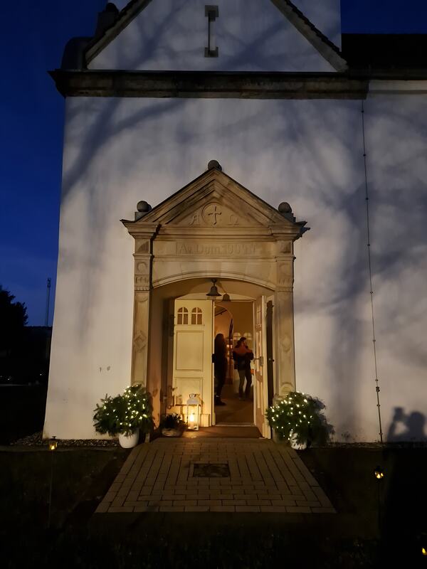 Beleuchtetes Kirchenportal am Abend, November 2024