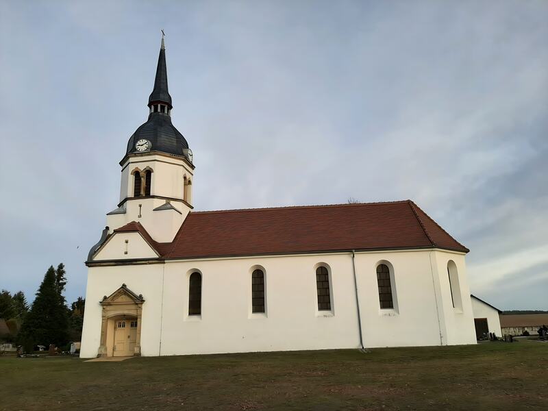Dorfkirche Schköna in der Gesamtansicht, Dezember 2020