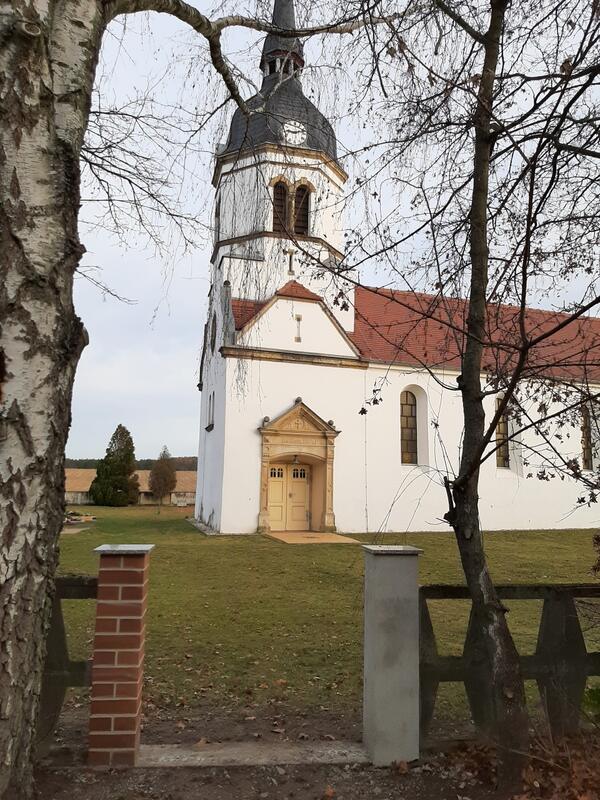 Kirchtor und Turm der Dorfkirche