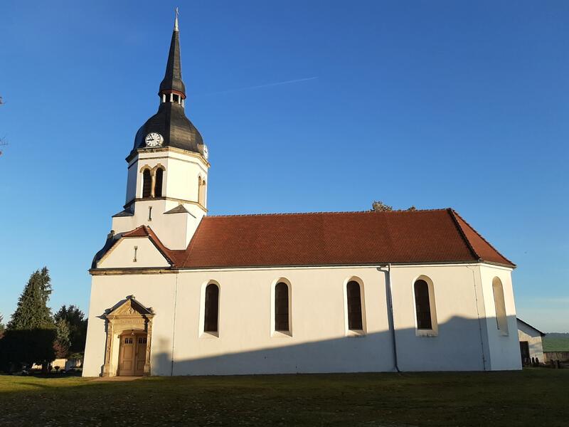 Dorfkirche Schköna im Sonnenlicht