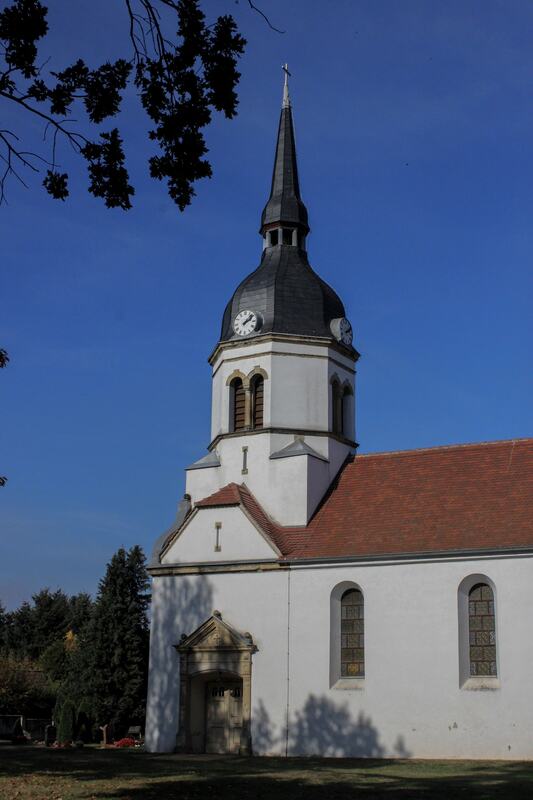 Turm und Kirchenschiff der Dorfkirche Schköna