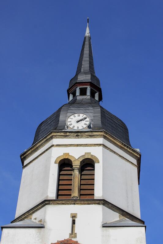 Kirchturm mit Uhr aus der Nähe