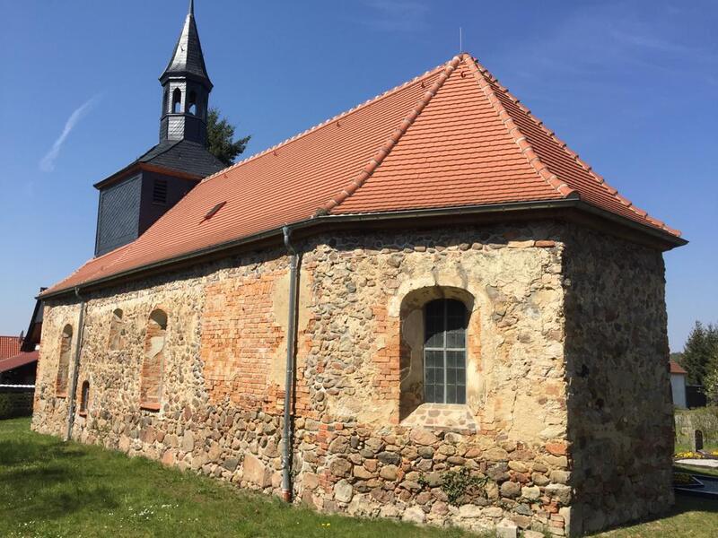 Feldsteinmauerwerk der Dornbuschkirche