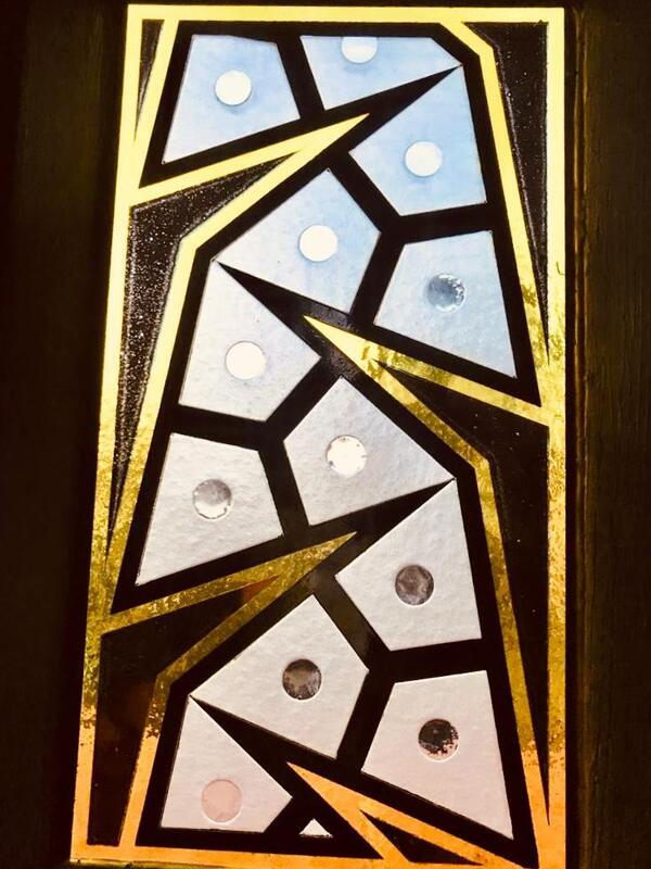 Modernes Glasfenster der Dornbuschkirche