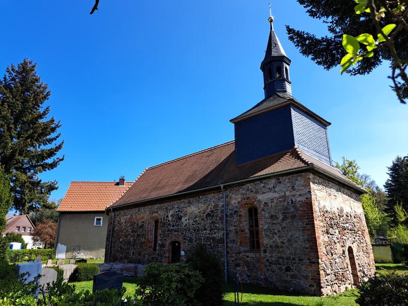 Dornbuschkirche Hohenlubast im Frühling