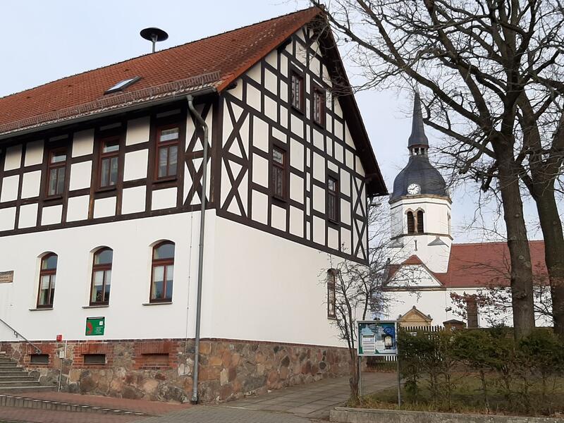 Fachwerkhaus neben der Dorfkirche