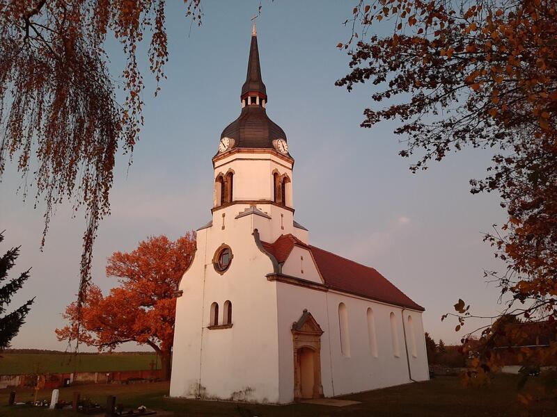 Dorfkirche Schköna im Herbst