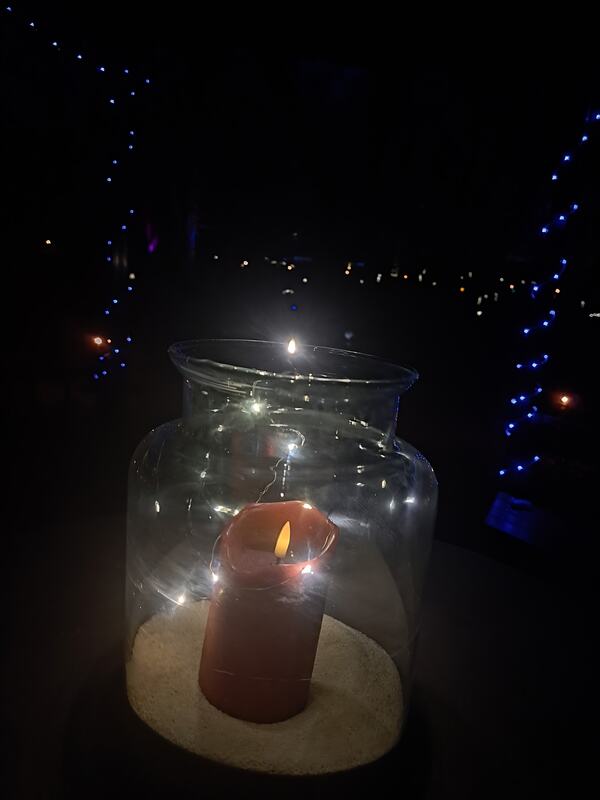 Kerze in einem Glas mit Lichterkette, Februar 2026
