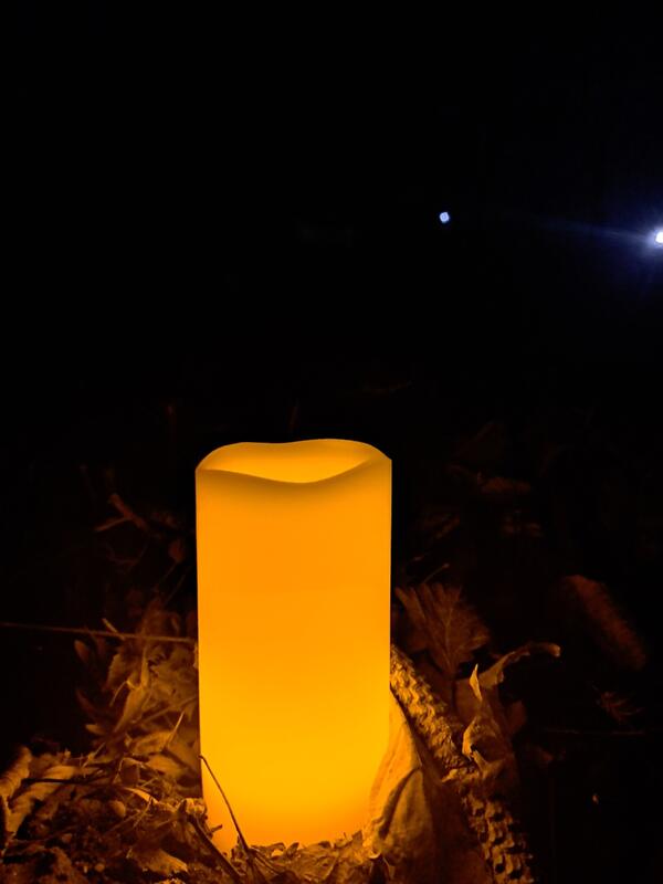 Leuchtende Kerze in der Nacht