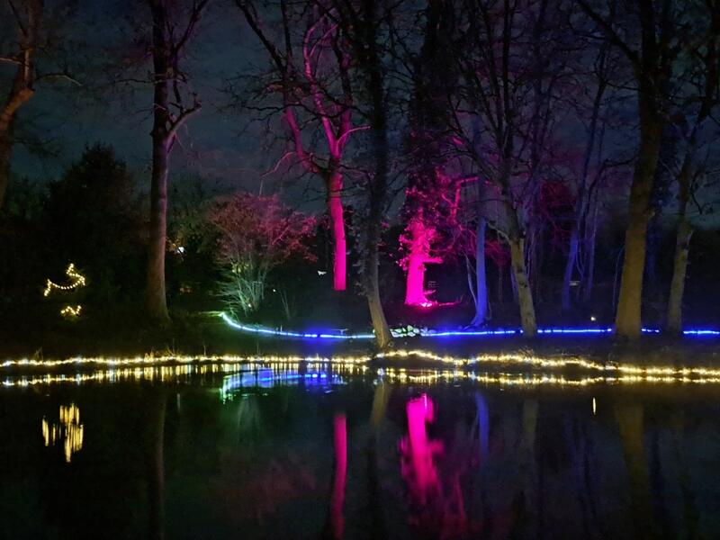 Lichterketten über dem Wasser