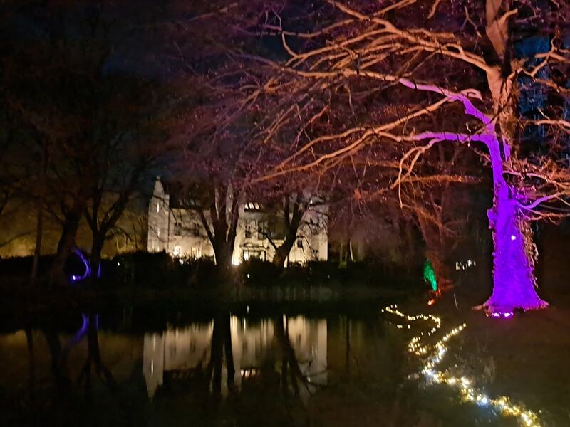 Beleuchtetes Schloss spiegelt sich im Parkteich, Februar 2026