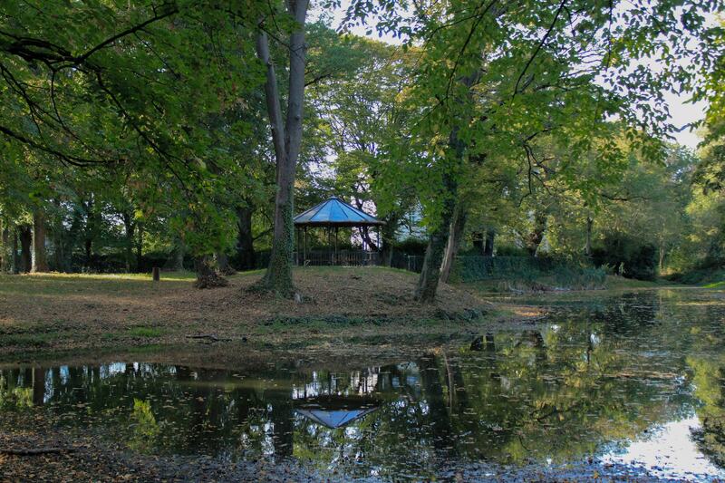 Pavillon im Schlosspark, davor der Parkteich mit Spiegelung