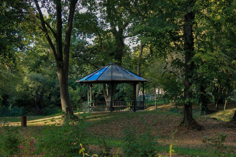 Pavillon unter alten Bäumen im Schlosspark