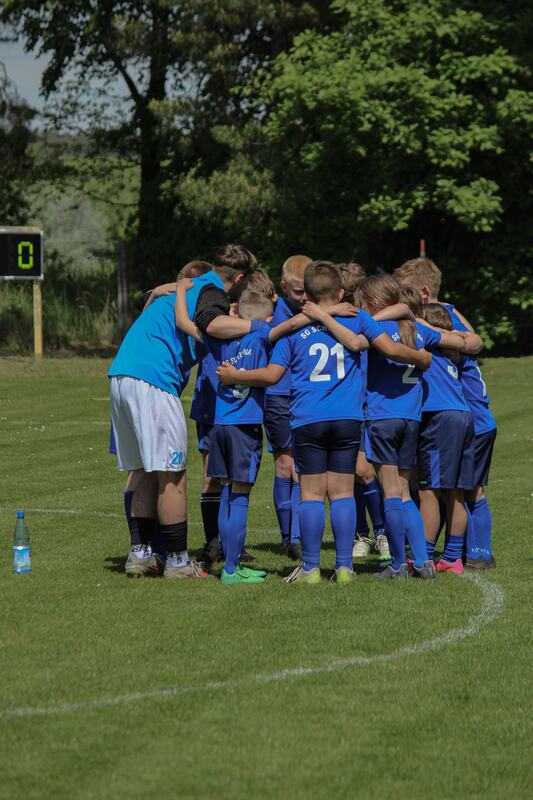 Kindermannschaft der SG Schköna beim Abklatschen vor dem Spiel