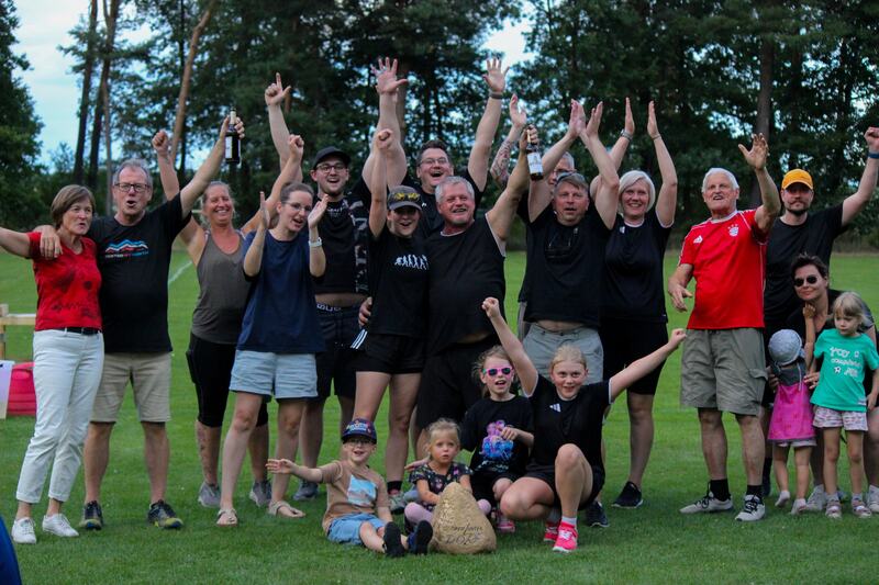 Gruppenbild der Teilnehmenden beim Spaßsportfest Oberdorf gegen Unterdorf auf dem Sportplatz