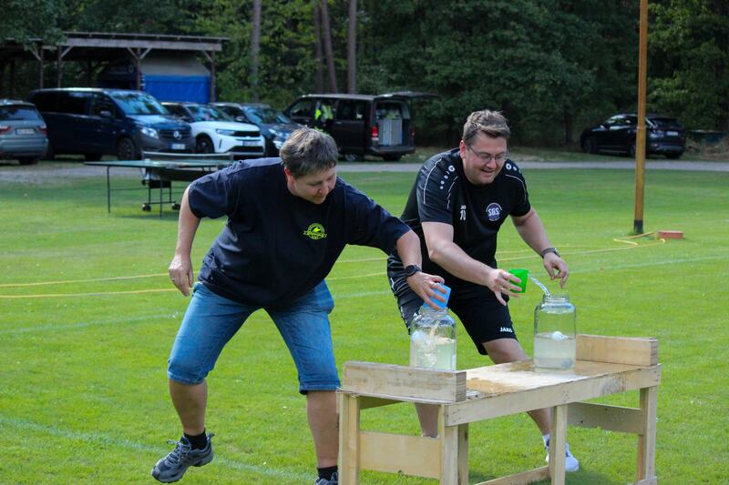 Wasserschütten-Station beim Spaßsportfest Oberdorf gegen Unterdorf