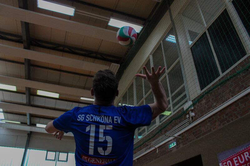 Aufschlag in der Sporthalle, Trikot der SG Schköna mit der Nummer 15