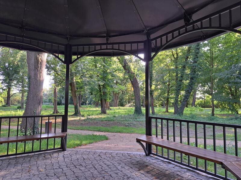 Blick aus dem Pavillon in den Park
