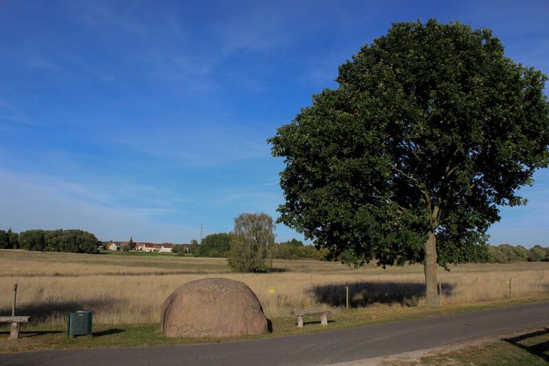 Der Teufelsstein in der weiten Landschaft am Heiderand