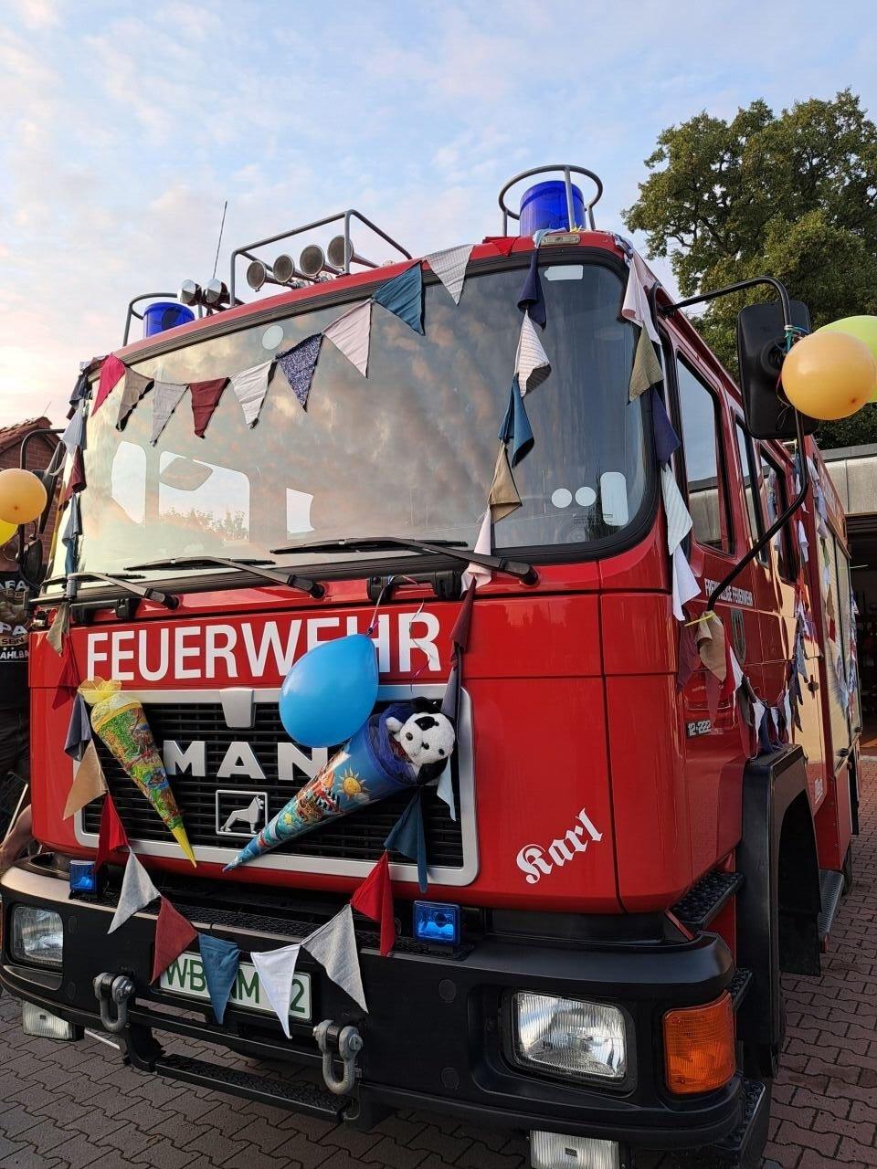 Festlich geschmücktes Feuerwehrfahrzeug in Schköna